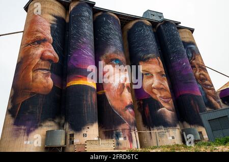 Des œuvres d'art géantes sur des silos à grains anciens dans le cadre d'une série d'œuvres d'art mettant en vedette des aînés autochtones locaux à Sheep Hills, Victoria, Australie Banque D'Images