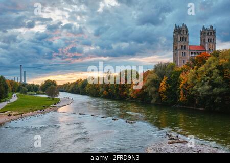 Rivière Isar, parc et église St Maximilian depuis le pont de Reichenbach. Munchen, Bavière, Allemagne. Banque D'Images