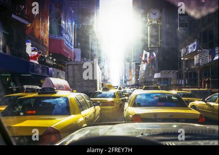2005 TAXIS JAUNES HISTORIQUES (©FORD MOTOR CO 2000) TRAFFIC TIMES SQUARE MIDTOWN MANHATTAN NEW YORK CITY USA Banque D'Images
