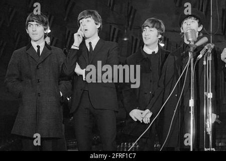 Les Beatles arrivent à une conférence de presse le 11 février 1964 avant leur premier concert en Amérique au Washington Coliseum le 11 février 1964. George Harrison, Paul McCartney, John Lennon et Ringo Starr sont photographiés de gauche à droite. (ÉTATS-UNIS) Banque D'Images