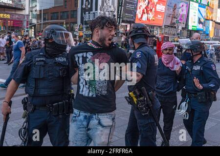 New York, États-Unis. 20 mai 2021. NEW YORK, NY - 20 MAI : un manifestant pro-palestinien est arrêté alors qu'il affrontait un groupe de partisans et de policiers israéliens lors d'un violent affrontement à Times Square le 20 mai 2021 à New York. Malgré l'annonce d'un cessez-le-feu entre Israël et les militants de Gaza, des dizaines de partisans des deux côtés du conflit se sont battus dans les rues de Times Square. Des dizaines d'entre elles ont été arrêtées et détenues par la police avant d'être dispersées hors de la place. Crédit : Ron Adar/Alay Live News Banque D'Images