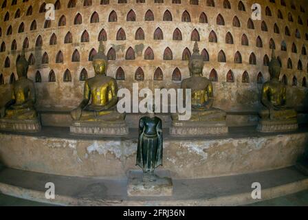 Statues de bouddhas debout et assis, cloîtres aux petits bouddhas dans des niches dans le mur, Wat si Saket, Vientiane, Lao Banque D'Images