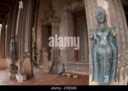 Statues de Bouddha debout en offrant la pose de protection, Wat Haw Pha Kaew, Vientiane, Lao Banque D'Images