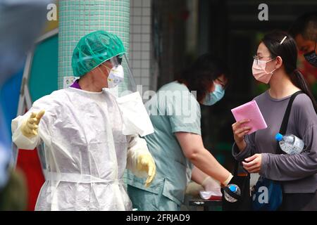 Nouveau Taipei, Taïwan. 21 mai 2021. Les travailleurs médicaux administrent leur traitement dans un centre de dépistage par écouvillonnage à New Taipei, après 312 nouveaux cas de Covid-19 signalés vendredi, dans le contexte d'une escalade des transmissions communautaires. De nombreuses entreprises, magasins, écoles et rassemblements non essentiels, ainsi que des événements de grande envergure, ont été reportés ou annulés par le gouvernement pour freiner la propagation de Covid-19. Crédit : Daniel CEng Shou-Yi/ZUMA Wire/Alay Live News Banque D'Images