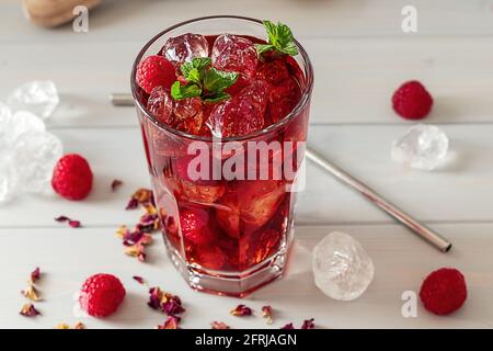 Thé glacé à l'hibiscus et à la framboise et à la menthe. Banque D'Images