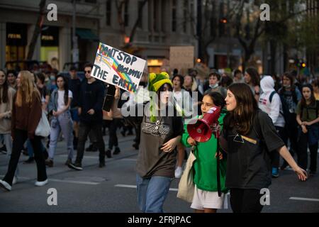 Melbourne, Australie 21 mai 2021, des manifestants se sont rassemblés sur Collins Street lors d'un rassemblement qui a amené des milliers d'étudiants et de supporters dans les rues de Melbourne à l'occasion des manifestations « Chools Strike 4 Climate » qui ont appelé les gouvernements du monde entier à agir sur le changement climatique. Crédit : Michael Currie/Alay Live News Banque D'Images