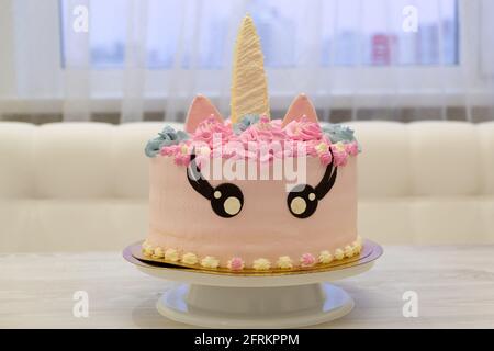 Un Chat Blanc Nouveaute Gateau D Anniversaire Photo Stock Alamy