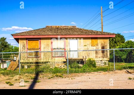 Ancienne maison abandonnée avec fenêtres intégrées sur blocs Banque D'Images