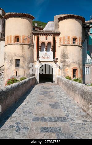 Porte Royal et pont-levis de l'entrée du village médiéval d'Entrevaux, Alpes de Haute Provence (04), Région Provence-Alpes-Côte d'Azur, France Banque D'Images