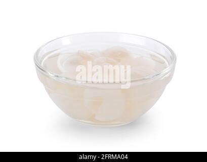 Sirop de longan en verre sur fond blanc. Banque D'Images