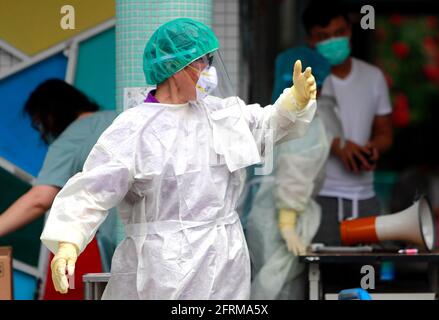 Nouveau Taipei, Taïwan. 21 mai 2021. Les travailleurs médicaux administrent leur traitement dans un centre de dépistage par écouvillonnage à New Taipei, après 312 nouveaux cas de Covid-19 signalés vendredi, dans le contexte d'une escalade des transmissions communautaires. De nombreuses entreprises, magasins, écoles et rassemblements non essentiels, ainsi que des événements de grande envergure, ont été reportés ou annulés par le gouvernement pour freiner la propagation de Covid-19. Crédit : Daniel CEng Shou-Yi/ZUMA Wire/Alay Live News Banque D'Images