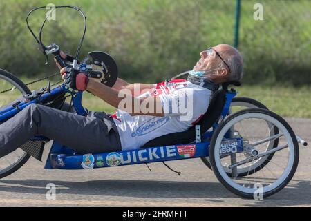 Entraînement d'athlète senior avec sa main Bike on a Track. Banque D'Images