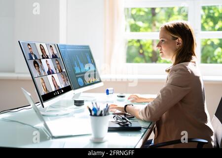 Regarder une réunion de vidéoconférence en ligne dans Office Banque D'Images