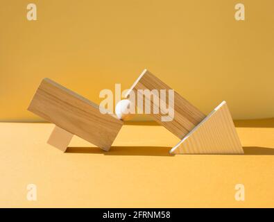 Composition des figures géométriques. Objets en bois sur fond jaune. Équilibre, art et design. Banque D'Images