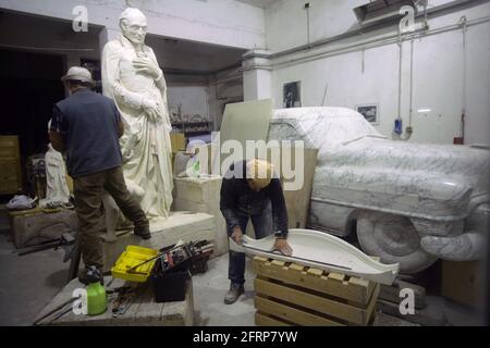 Cadillac, sculpture, marbre, Carrare, Province de Arezzo, Toscane, Italie Banque D'Images