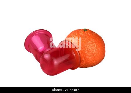 Deux pots de massage en silicone et une mandarine isolée sur fond blanc, anti-cellulite et produits de massage thérapeutiques. Banque D'Images