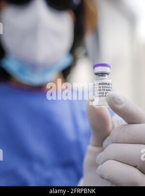 Bucarest, Roumanie - 21 mai 2021: Détails avec la main d'un travailleur médical qui détient une dose du vaccin Pfizer BioNTech Comirnaty anti Covid 19 à Banque D'Images