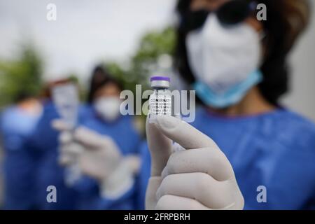 Bucarest, Roumanie - 21 mai 2021: Détails avec la main d'un travailleur médical qui détient une dose du vaccin Pfizer BioNTech Comirnaty anti Covid 19 à Banque D'Images