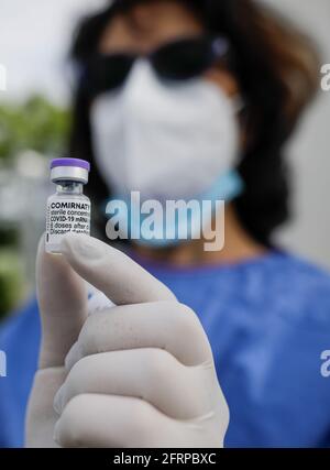 Bucarest, Roumanie - 21 mai 2021: Détails avec la main d'un travailleur médical qui détient une dose du vaccin Pfizer BioNTech Comirnaty anti Covid 19 à Banque D'Images