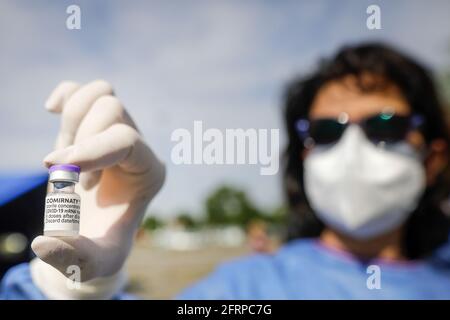 Bucarest, Roumanie - 21 mai 2021: Détails avec la main d'un travailleur médical qui détient une dose du vaccin Pfizer BioNTech Comirnaty anti Covid 19 à Banque D'Images