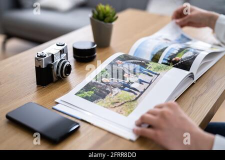 Regarder l'album photo de famille. Livre de mémoire Banque D'Images