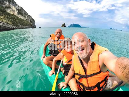 Mère et père senior avec son fils prenant le selfie en kayak Excursion en Thaïlande - Voyage aventure en Asie du Sud-est - concept de personnes âgées et de famille Banque D'Images