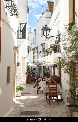 Aperçu d'une ville italienne avec des restaurants à l'extérieur dans la région d'Apulia, au sud de l'Europe Banque D'Images