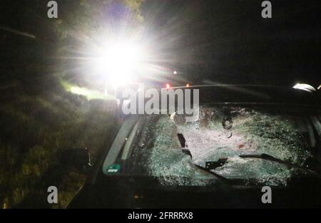 Biedenkopf, Allemagne. 21 mai 2021. Une voiture avec un pare-brise cassé se tient sur une route. Une personne est morte dans un accident de la route près de Biedenkopf. Une voiture est entrée en collision avec un cerf sur la B62, a déclaré la police. L'animal a été projeté dans la circulation venant en sens inverse par l'impact, frappé par le pare-brise d'une voiture venant en sens inverse, et a frappé le passager, qui est mort sur les lieux de l'accident. Credit: Nadine Weigel/dpa/Alay Live News Banque D'Images