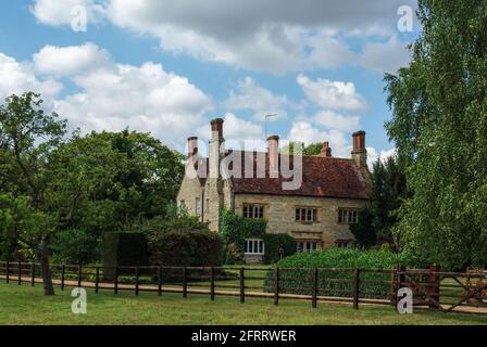 Ferme de manoir du XVIIe siècle dans le village de Wicken, Northamptonshire, Royaume-Uni; anciennement le portier du manoir. Banque D'Images