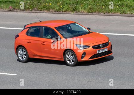 2020 NOUVEAU CORSA-E ENTIÈREMENT ÉLECTRIQUE ; orange Vauxhall Corsa se Nav 1199cc à hayon ; conduite sur l'autoroute M61 Royaume-Uni Banque D'Images