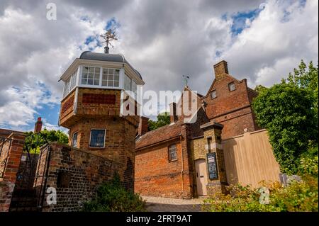 Vieilles maisons le long de la rue High Upon sur les rives de la rivière Medway. Kent. Banque D'Images