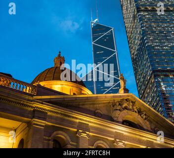 La Cour d'appel de Hong Kong, avec la Tour de la Banque de Chine en arrière-plan, Hong Kong, Chine. Banque D'Images