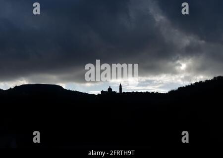 GHARB, GOZO, MALTE - 06 décembre 2015 : silhouette de la Basilique du Sanctuaire national de la Sainte Vierge de Ta' Pinu, un chourc catholique populaire Banque D'Images