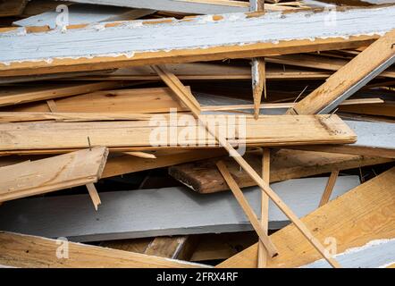 Pile de vieux planches en bois dans un tas après la démolition d'une maison. Banque D'Images