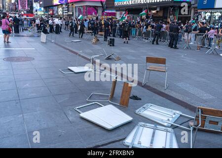 Des chaises et des tables cassées ont été vues après que des manifestants pro-palestiniens aient été confrontés à un groupe de partisans et de policiers israéliens lors d'un violent affrontement à Times Square.malgré l'annonce d'un cessez-le-feu entre Israël et les militants de Gaza, Des dizaines de partisans des deux côtés du conflit sont confrontés à un affrontement violent dans la rue de Times Square. Des dizaines d'entre elles ont été arrêtées et détenues par la police avant d'être dispersées hors de la place. Les 11 jours de combats ont coûté la vie à au moins 232 personnes à Gaza et 12 en Israël. Banque D'Images