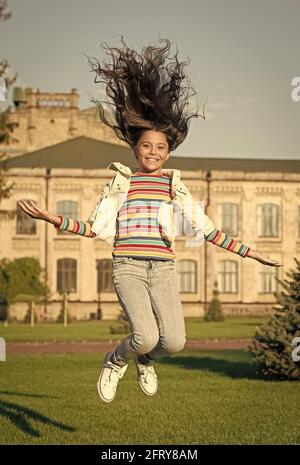 véritable bonheur. ajoutez du mouvement à votre vie. joyeux enfant sautant haut. sens de la liberté. bonheur d'enfance. petite fille avec des cheveux bouclés saut à l'extérieur. printemps Banque D'Images