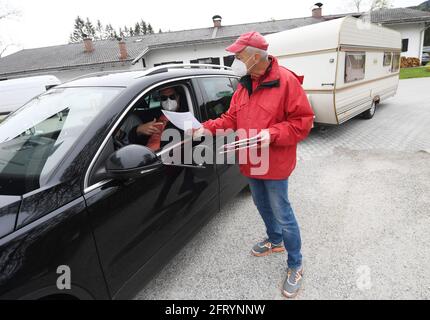 Garmisch Partenkirchen, Allemagne. 21 mai 2021. Les vacanciers s'enregistrer avec leur caravane dans un camping. À partir d'aujourd'hui, les campings en Bavière sont autorisés à ouvrir à nouveau pour les clients. Credit: Angelika Warmuth/dpa/Alamy Live News Banque D'Images