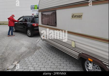 Garmisch Partenkirchen, Allemagne. 21 mai 2021. Les vacanciers s'enregistrer avec leur caravane dans un camping. À partir d'aujourd'hui, les campings en Bavière sont autorisés à ouvrir à nouveau pour les clients. Credit: Angelika Warmuth/dpa/Alamy Live News Banque D'Images