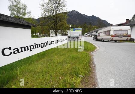 Garmisch Partenkirchen, Allemagne. 21 mai 2021. Une voiture avec une caravane conduit sur un camping. À partir d'aujourd'hui, les campings en Bavière sont autorisés à ouvrir à nouveau pour les clients. Credit: Angelika Warmuth/dpa/Alamy Live News Banque D'Images