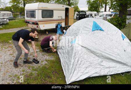 Garmisch Partenkirchen, Allemagne. 21 mai 2021. Deux vacanciers mettent leur tente dans un campement sur le lac Staffelsee. À partir d'aujourd'hui, les campings en Bavière sont autorisés à ouvrir à nouveau pour les clients. Credit: Angelika Warmuth/dpa/Alamy Live News Banque D'Images