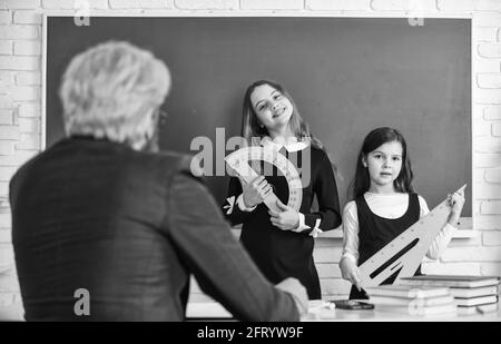 Étudiez ensemble. Enseignant et enfants en classe. Groupe de discussion des enfants et des enseignants. Dialogue et communication. La vie scolaire quotidienne. Retour à l'école Banque D'Images