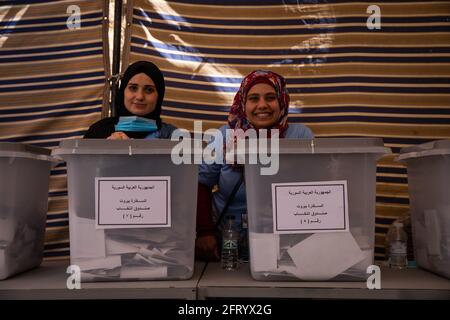 Beyrouth, Liban. 20 mai 2021. Les employés des bureaux de vote gardent les urnes alors que les ressortissants syriens vivant au Liban arrivent à l'ambassade syrienne à Yarze, à l'est de Beyrouth, pour voter aux élections présidentielles du pays. Le scrutin d’Expat a débuté dans les ambassades à l’étranger avant l’élection présidentielle syrienne de mai 26. Crédit: Chris Trinh Banque D'Images