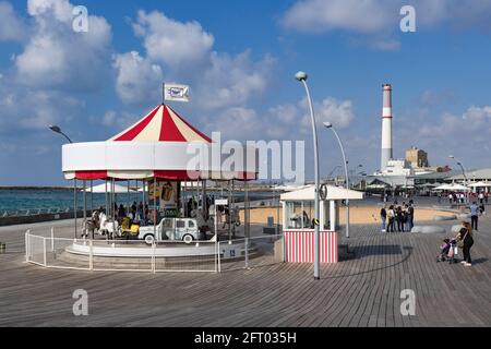 Touristes autour de "le premier carrousel hébraïque" à Namal tel Aviv - quartier commercial et de divertissement dans le port de tel Aviv. Israël Banque D'Images