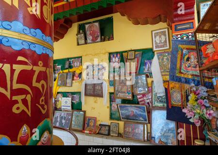 McLeod Ganj, Inde - Mai 2021: Roue de prière avec des images du Dalaï Lama au complexe de Tsuglagkhang le 21 mai 2021 à Dharamshala, Himachal Pradesh Banque D'Images