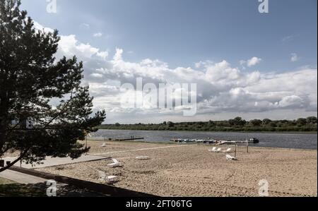 Paysage du soir : coucher de soleil sur une petite rivière Banque D'Images