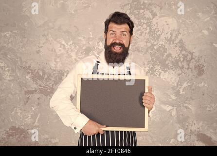 faire la publicité de votre produit. hipster cook ou barista présentant le produit. sentez le succès. menu du tableau de cuisson du café. bonne cuisine dans la cuisine. restaurant Banque D'Images