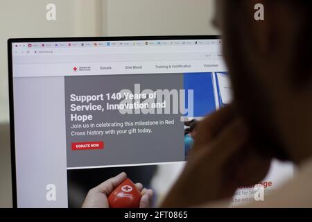 New York, Etats-Unis - 1er mai 2021 : site Web de la Croix-Rouge américaine à l'écran, Editorial Banque D'Images