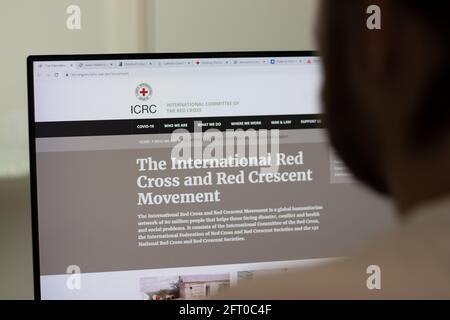 New York, Etats-Unis - 1er mai 2021 : site Internet de la société CICR du mouvement international de la Croix-Rouge et du Croissant-Rouge à l'écran, éditorial Banque D'Images