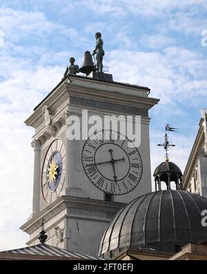 détail de la célèbre tour de l'horloge et deux statues de bronze Au-dessus de la place principale de la ville d'Udine Dans le nord de l'Italie Banque D'Images