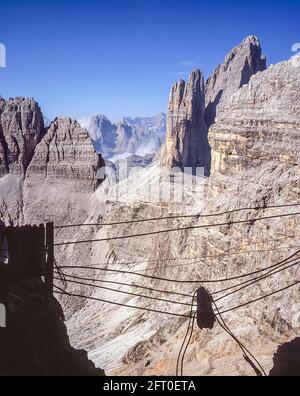 Italie. L'image est d'un pont de pied étant des vestiges de la première Guerre mondiale de la ligne de front autrichienne système de tranchée situé sur le Paternkofel [Monte Paterno] regardant vers la ligne de front italienne et les célèbres trois tours, Connu en allemand sous le nom de Drei Zinnen mais plus poétique nommé en italien sous le nom de Tre Cime di Laverado situé dans la région orientale Sexten-Sesto des Dolomites italiens. Au cours de la première Guerre mondiale, connue sous le nom de Guerre blanche, les sommets ont fourni une barrière naturelle entre les Italiens et les Autrichiens en guerre, la ligne de front traversant les sommets. Banque D'Images